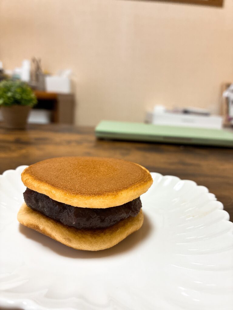 お皿に乗せたシーラカンスドラヤキ